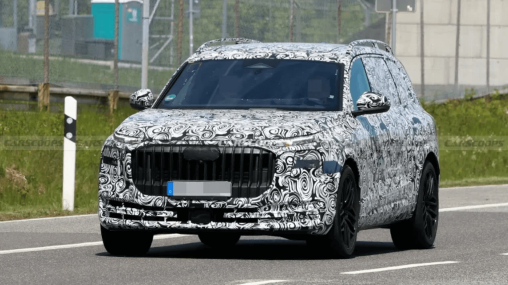 Novo Audi Q9 camuflada na estrada.
