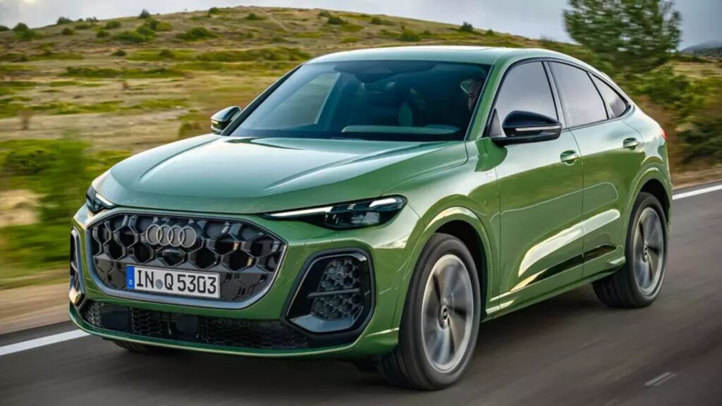 Audi Q5 2026 verde em movimento na estrada.