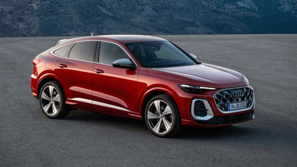 Novo Audi SQ5 2025 vermelho parado na diagonal.