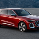 Novo Audi SQ5 2025 vermelho parado na diagonal.