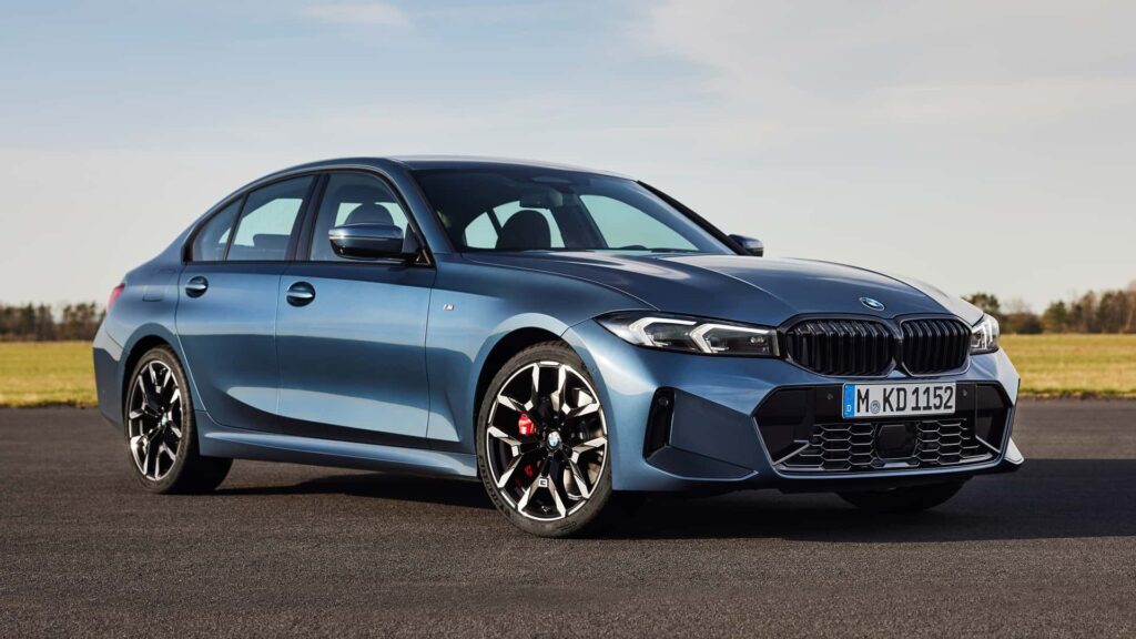 BMW 320i M Sport 2026 azul parado na diagonal.