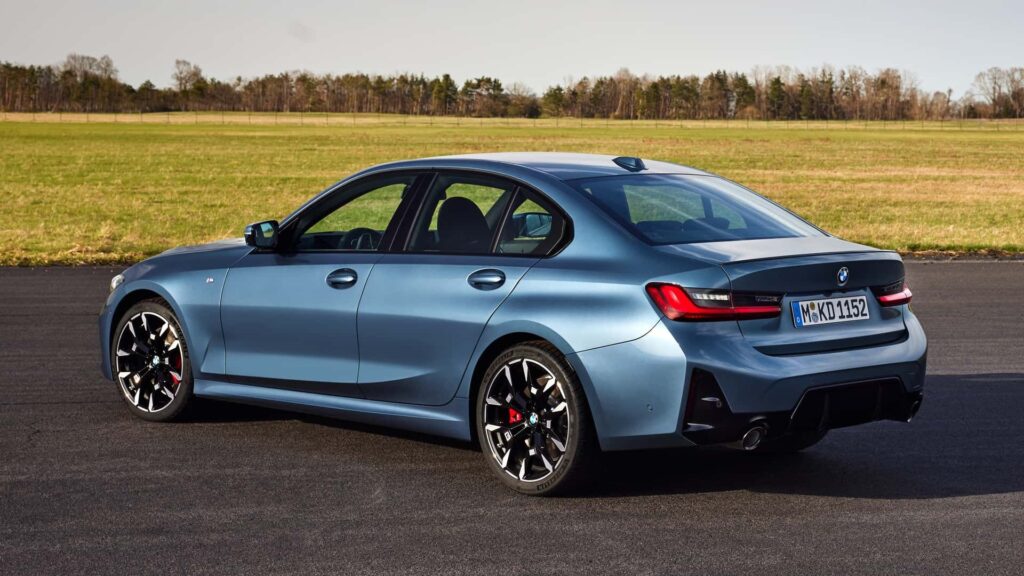 Traseira do BMW 320i M Sport 2026.