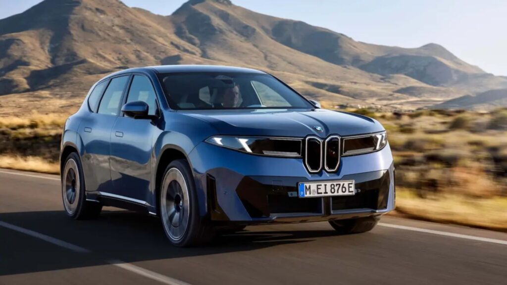 BMW iX3 2026 azul em movimento na estrada.