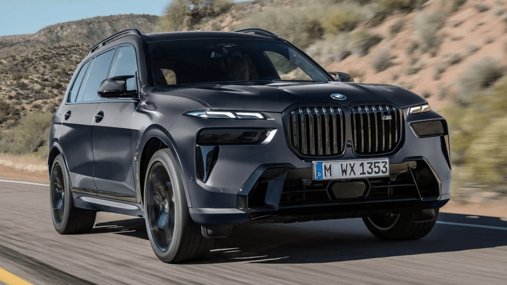 Novo BMW X7 preta em movimento na estrada.