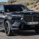 Novo BMW X7 preta em movimento na estrada.