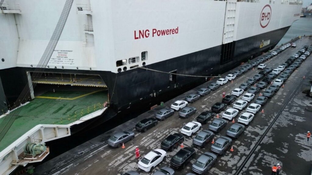 Navio com vários carros da BYD do lado.