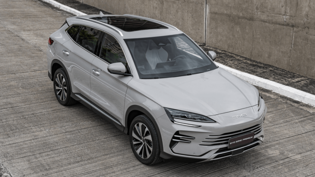 BYD Song Plus 2026 cinza parado no meio de uma estrada.