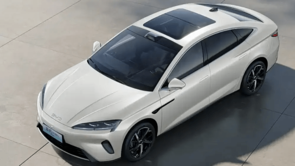 BYD Seal 07 DM-i 2026 branco parado na diagonal.