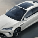 BYD Seal 07 DM-i 2026 branco parado na diagonal.