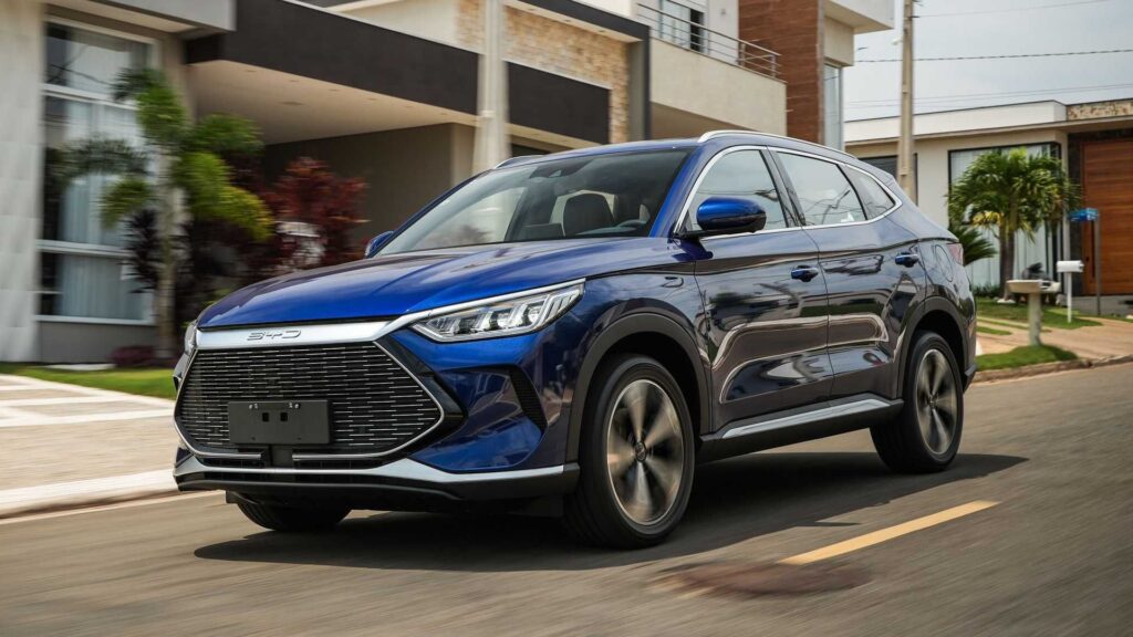 BYD Song Plus azul em movimento na estrada.