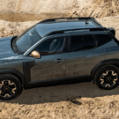 Caminhonete do Duster na diagonal com a caçamba aberta.