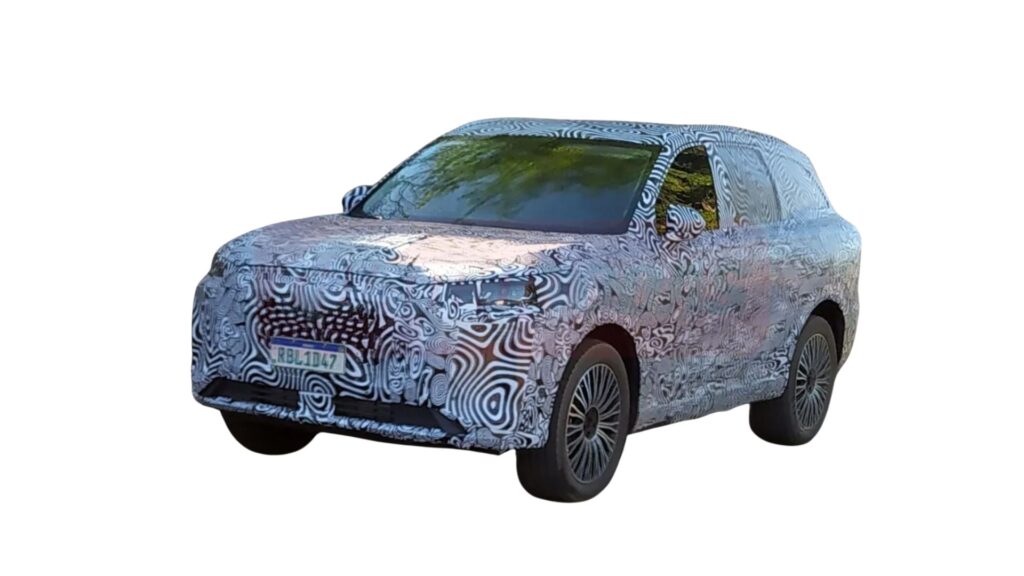 CAOA Chery Tiggo 9 camuflado parado na diagonal em um fundo branco.
