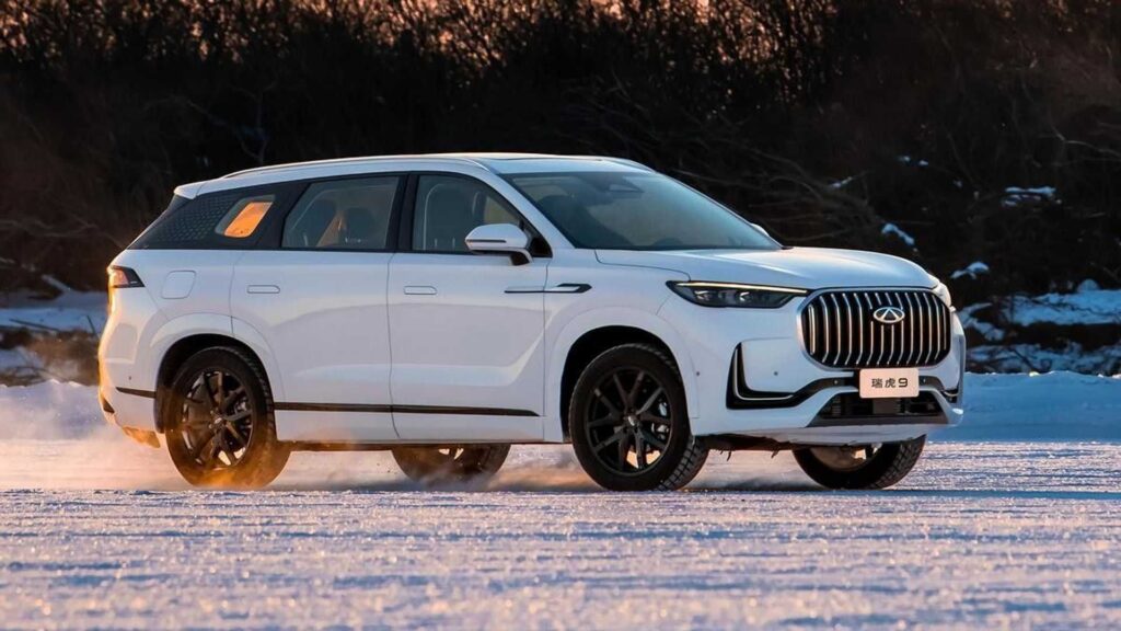 CAOA Chery Tiggo 9 branco na neve.