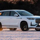 CAOA Chery Tiggo 9 branco na neve.