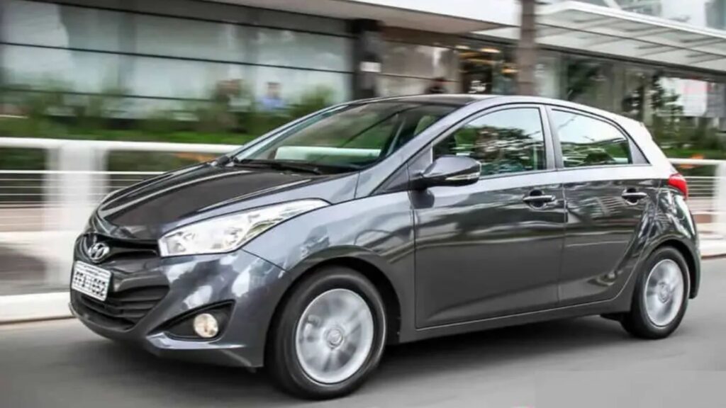 carros automáticos cinza em movimento na estrada.