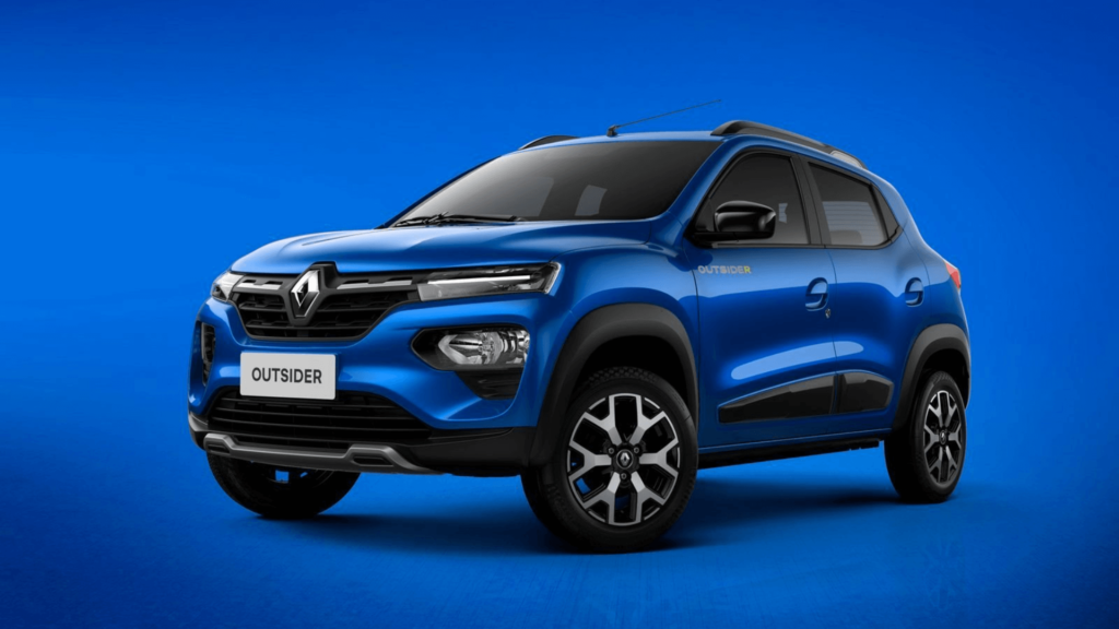 Renault Kwid azul parado na diagonal em um fundo azul.