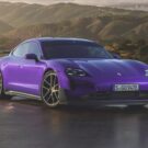 Porsche Taycan Turbo GT elétrico roxo parado na diagonal.
