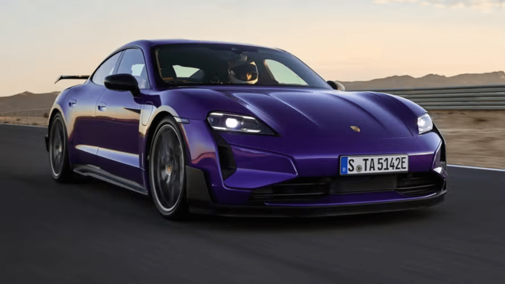 Porsche Taycan Turbo GT roxo em movimento.