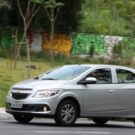 Chevrolet Onix prata.