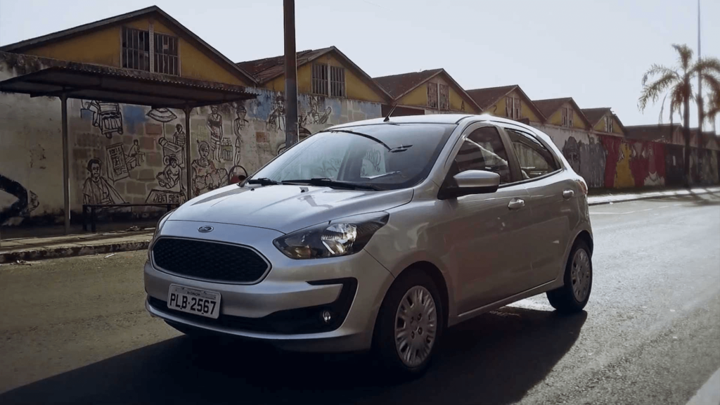 Ford Ka prata em movimento na estrada.