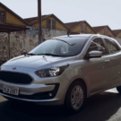 Ford Ka prata em movimento na estrada.