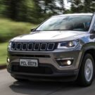 Jeep Compass cinza de frente.