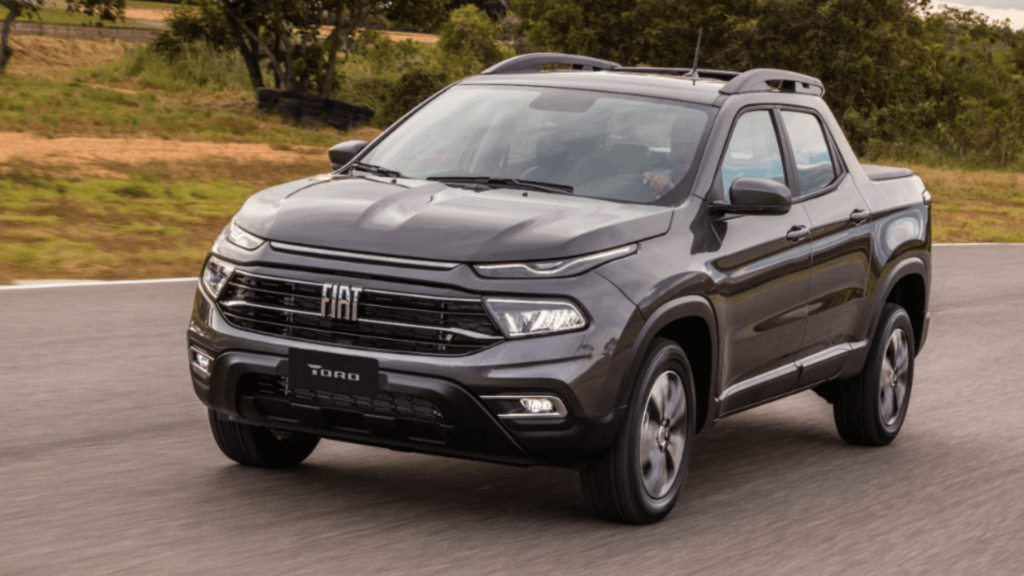 Fiat Toro marrom em movimento na estrada.