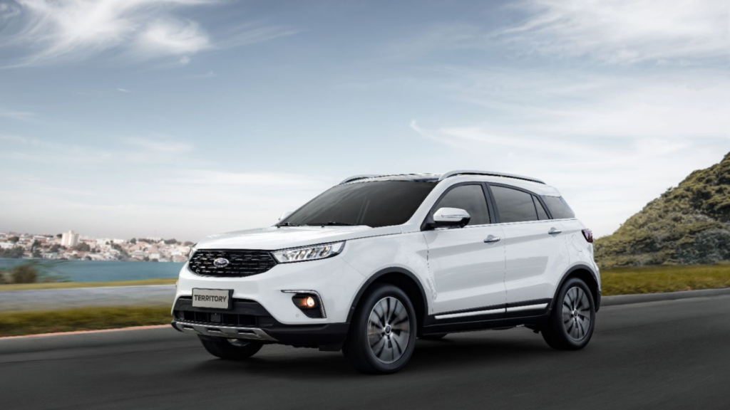 Ford Territory branca em movimento na estrada.