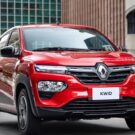 Renault Kwid vermelho em movimento na estrada.