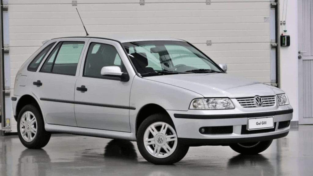 Gol G3 prata parado na diagonal.