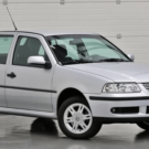 Gol G3 prata parado na diagonal.