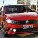 Fiat Argo Drive CVT vermelho parado na diagonal.