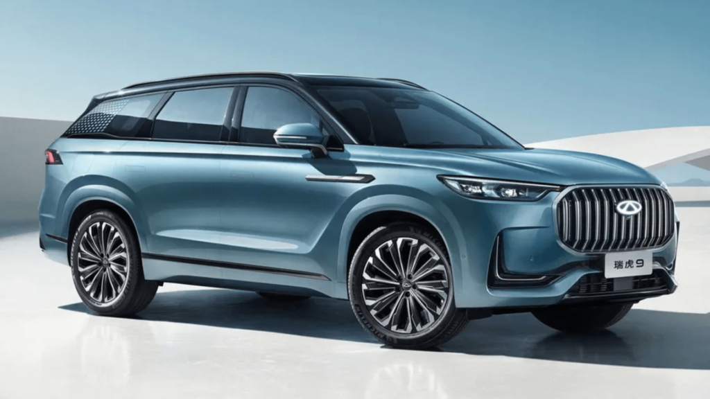 Chery Tiggo 9X parado na diagonal.