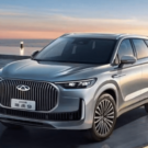 Chery Tiggo 9X cinza parado na diagonal.