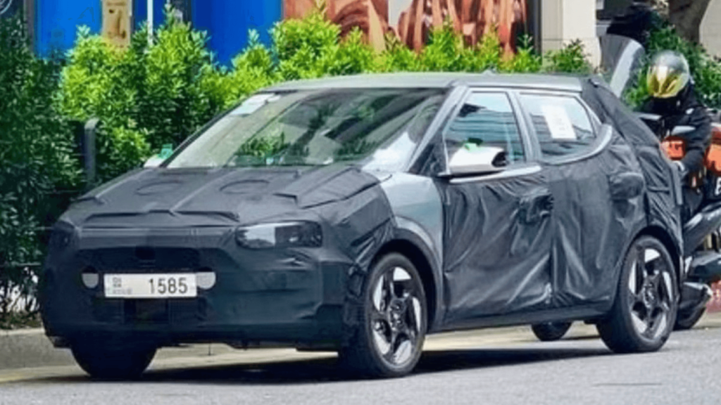 Hyundai HB20 tampado em movimento na estrada.