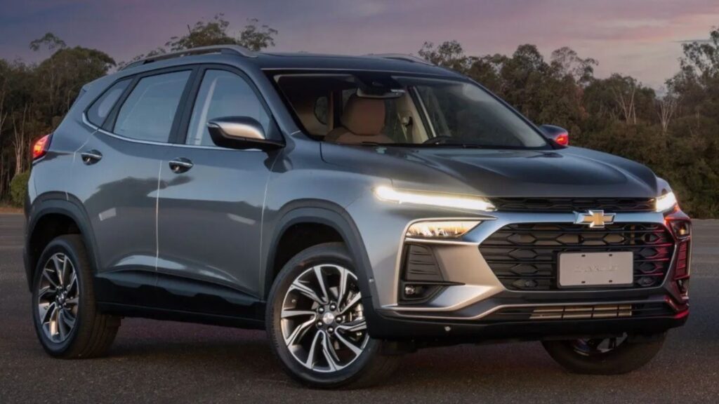 Chevrolet Tracker cinza parado na diagonal.