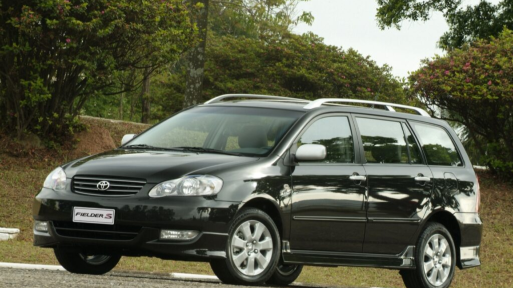 Toyota Corolla Fielder preto parado na diagonal.