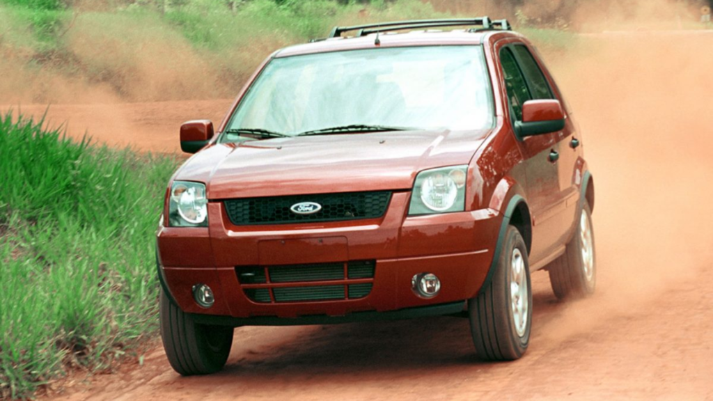 Ford EcoSport vermelho em movimento na estrada de barro.