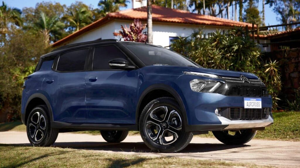 Citroën Aircross 2026 azul parado na diagonal.