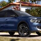 Citroën Aircross 2026 azul parado na diagonal.