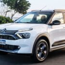 Citroën Aircross XTR 2026 branco acelerando na estrada com o por do sol no fundo.