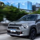 Citroën Basalt 2026 Dark Edition cinza em movimento na estrada com árvores no fundo.