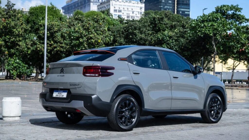 Traseira do Citroën Basalt 2026 Dark Edition cinza na diagonal em um estacioanamento.