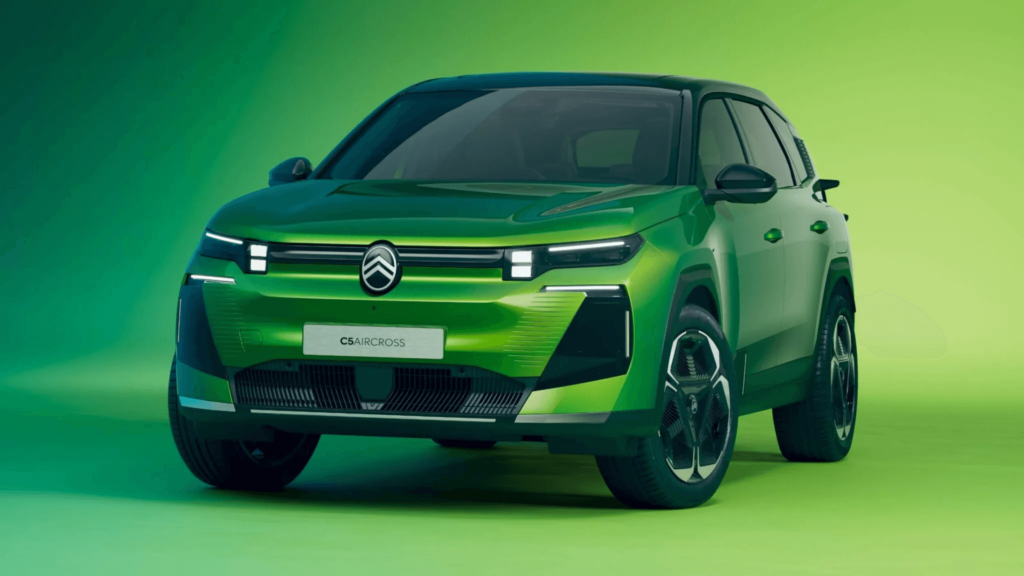 Novo Citroën C5 Aircross híbrido verde parado na diagonal em um fundo verde.