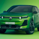 Novo Citroën C5 Aircross híbrido verde parado na diagonal em um fundo verde.