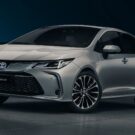 Novo Toyota Corolla GLi Hybrid na diagonal.