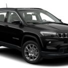 Jeep Compass Sport 2026 preto parado na diagonal em um fundo branco.