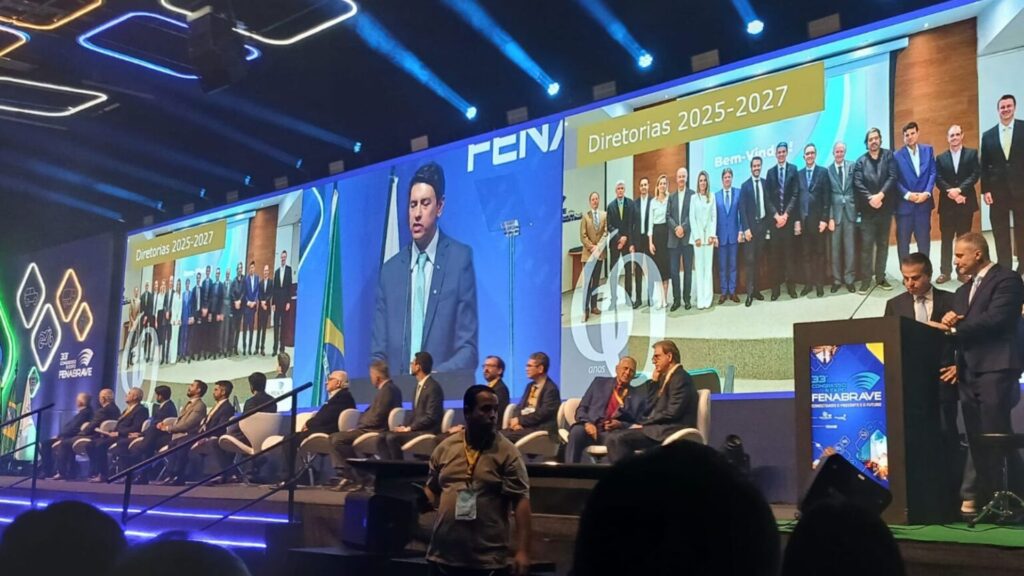 Congresso Fenabrave com pessoas em frente do palci.