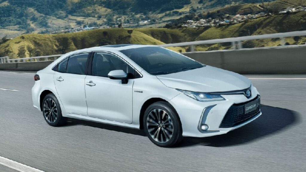 Toyota Corolla branco na estrada.