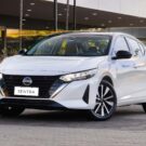 Nissan Sentra branco parado na diagonal.